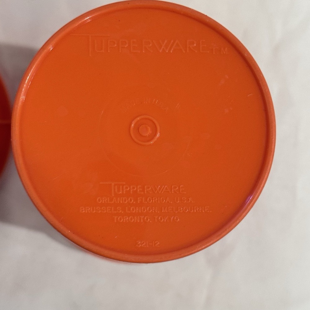 2 Vintage Tupperware Handolier 32 oz Orange Pitchers #321 Sheer Fliptop Lid - Picture 9 of 11